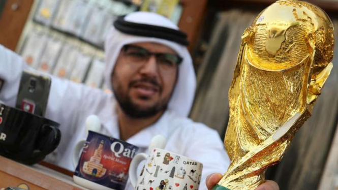 Replika trofi Piala Dunia 2018 di Qatar.