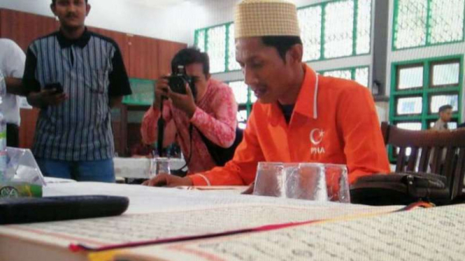 Seorang penyanyi asal Aceh menjalani tes uji baca Alquran sebagai salah satu syarat untuk menjadi calon anggota legislatif di Banda Aceh pada Kamis, 19 Juli 2018.