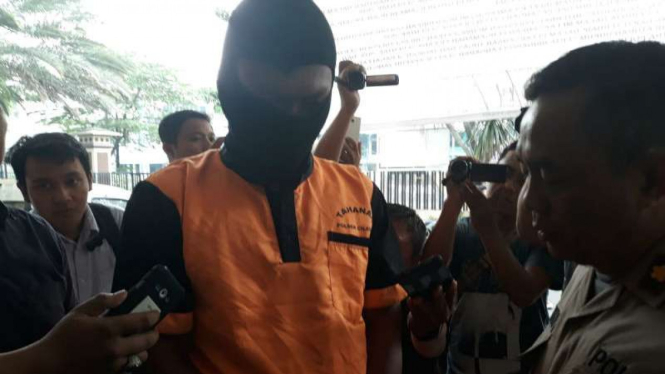 Riski saat dibekuk polisi.