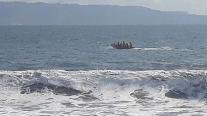 Tim SAR mencari pencarian korban hilang akibat perahu terbalik di Kecamatan Puger, Kabupaten Jember, Jawa Timur, pada Kamis, 19 Juli 2018.