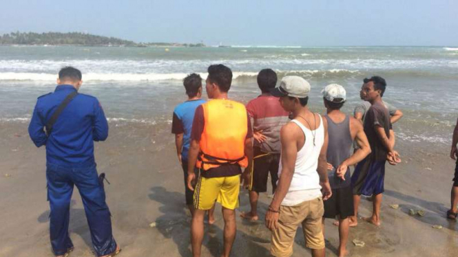 Tim SAR mencari para korban kapal tenggelam di perairan Cikeruh Wetan, Kabupaten Lebak, Banten, pada Kamis siang, 19 Juli 2019.