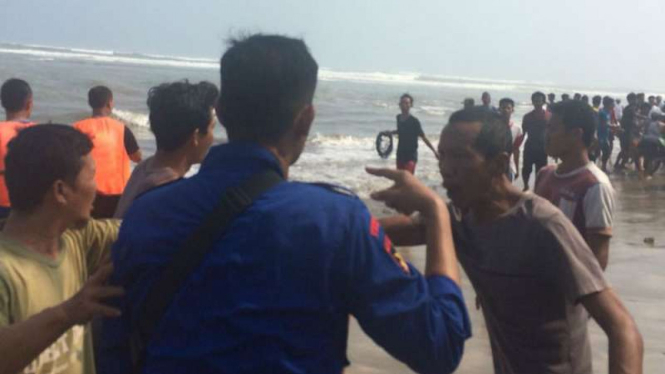 Tim SAR mencari para korban kapal tenggelam di perairan Cikeruh Wetan, Kabupaten Lebak, Banten, pada Kamis siang, 19 Juli 2019.