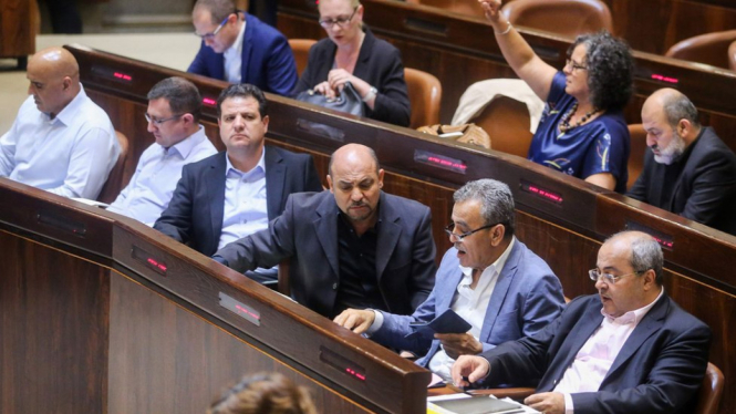 Anggota parlemen Israel dari minoritas Arab sejak awal menentang rancangan undang-undang yang kini telah disahkan. - MARC ISRAEL SELLEM/EPA