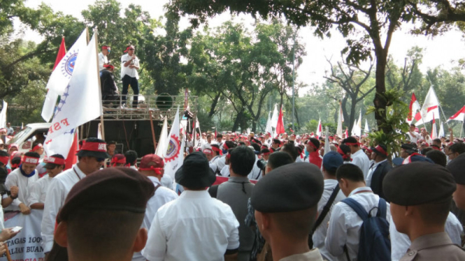 Serikat Pekerja Pertamina demo di depan kantor Menteri BUMN