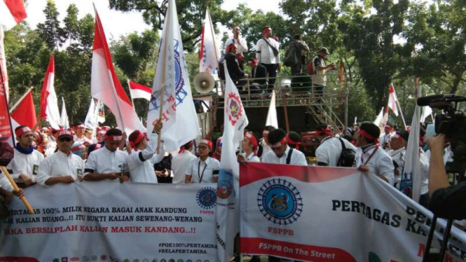 Serikat Pekerja PT Pertamina melakukan demonstrasi di Kementerian BUMN