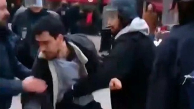 Video Alexandre Benalla (kanan) memukuli seorang pengunjuk rasa dalam demo 1 Mei di Paris.