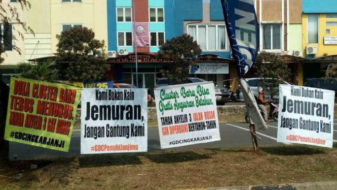 Sejumlah warga kompleks Taman Anyelir 3 berunjuk rasa di depan kantor pemasaran perumahan Grand Depok City, Kecamatan Cilodong, Depok, Jawa Barat, pada Jumat 20 Juli 2018.