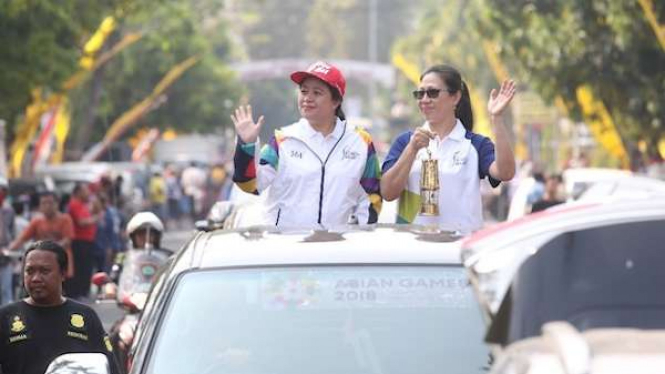 Kemenko PMK, Puan Maharani saat  Sambut Kirab Obor Asian Games 2018 di Blitar.