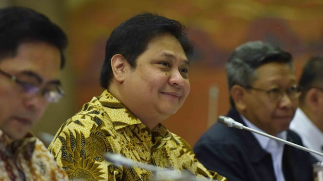 Menteri Perindustrian Airlangga Hartarto (tengah)
