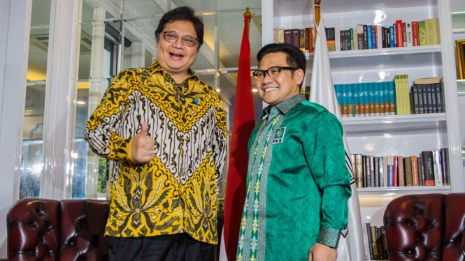 Ketua Umum PKB (Partai Kebangkitan Bangsa) Muhaimin Iskandar (kanan) bersama Ketua Umum Partai Golkar Airlangga Hartarto (kiri)