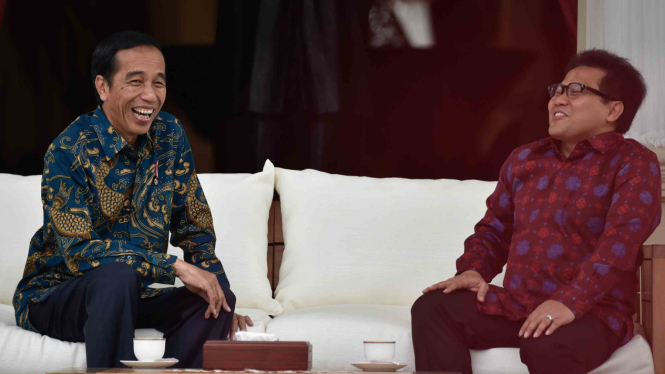 Presiden Joko Widodo (kiri) berbincang dengan Ketua Umum Partai Kebangkitan Bangsa (PKB) Muhaimin Iskandar (kanan) di teras belakang Istana Merdeka, Jakarta, beberapa waktu silam.