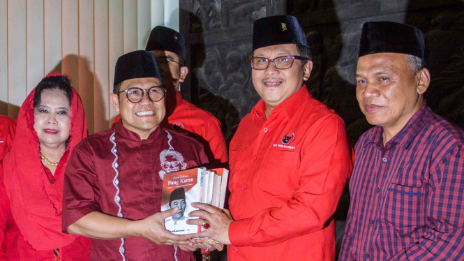 Sekretaris Jenderal Partai Demokrasi Indonesia Perjuangan (PDIP) Hasto Kristiyanto (ketiga kanan) memberikan cinderamata kepada Ketua Umum Partai Kebangkitan Bangsa (PKB) Muhaimin Iskandar (ketiga kiri)