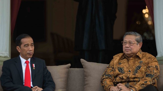 Presiden Joko Widodo (kiri) berbincang dengan Presiden Ke-6 RI Susilo Bambang Yudhoyono - SBY (kanan)