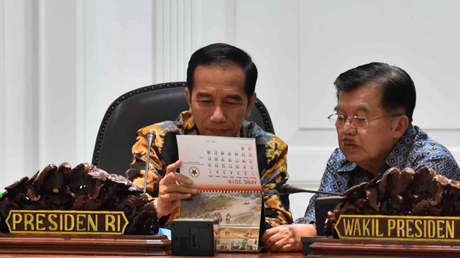 Presiden Joko Widodo (kiri) bersama Wakil Presiden Jusuf Kalla (kanan)