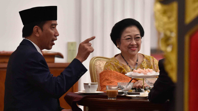 Presiden Joko Widodo (kiri) berbincang dengan mantan Presiden Megawati Soekarnoputri (kanan)