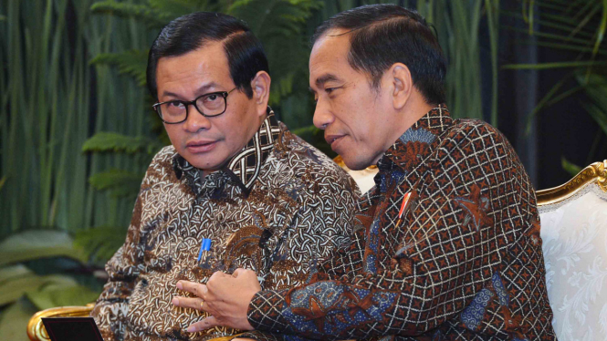 Presiden Joko Widodo (kanan) berbicara dengan Sekretaris Kabinet Pramono Anung (kiri)