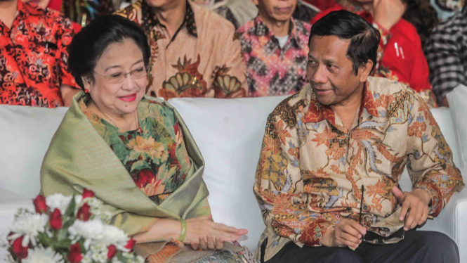 Ketua Umum PDIP Megawati Soekarnoputri berbincang dengan Menko Polhukam Mahfud MD