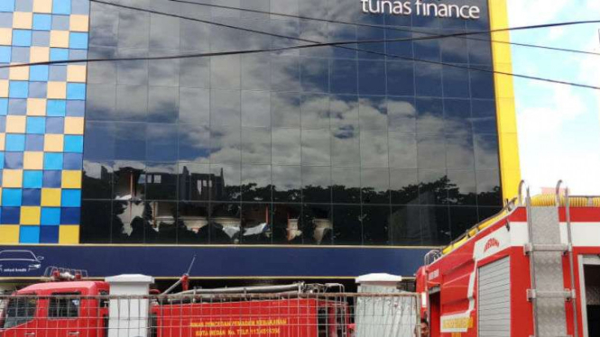 Kantor anak perusahaan Bank Mandiri yang dibakar warga.