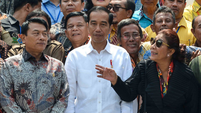 Presiden Joko Widodo (tengah) didampingi Kepala Staf Presiden Moeldoko (kedua kiri) dan Menteri Kelautan dan Perikanan Susi Pudjiastuti (kedua kanan)