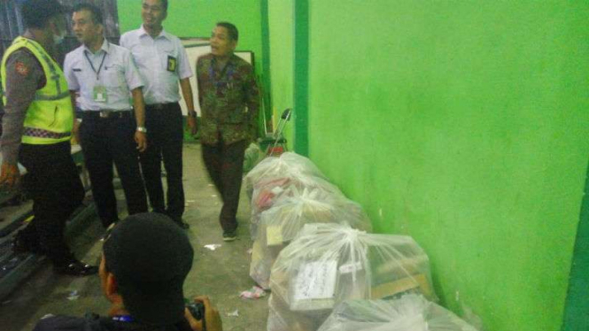 Rokok-rokok hasil sitaan petugas dari jemaah calon haji kloter 13 Embarkasi Surabaya, Jawa Timur, pada Jumat sore, 20 Juli 2018.
