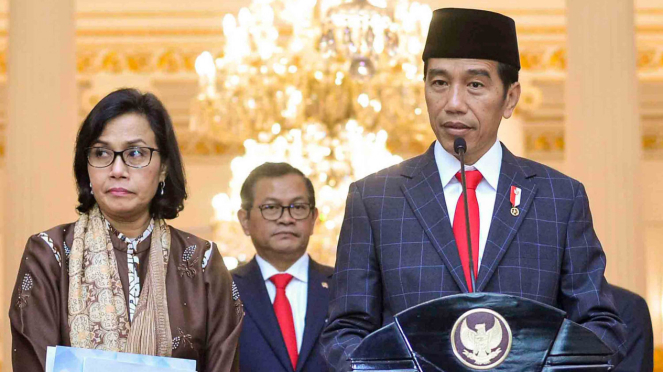 Presiden Joko Widodo (kanan) didampingi Menteri Keuangan Sri Mulyani (kiri)