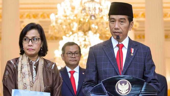 Presiden Joko Widodo (kanan) didampingi Menteri Keuangan Sri Mulyani (kiri)