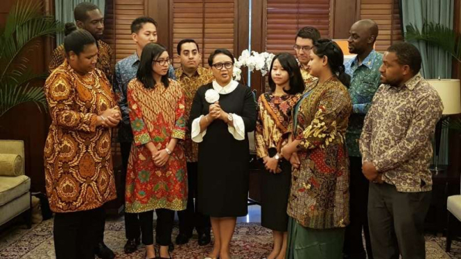 Menlu Retno Marsudi saat menerima kunjungan para diplomat muda dari 10 negara di Jakarta.