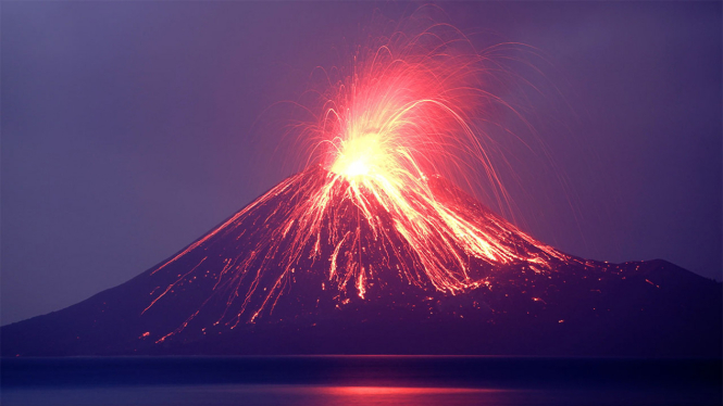 Lava pijar dari Gunung Anak Krakatau di perairan Selat Sunda, Kalianda, Lampung.