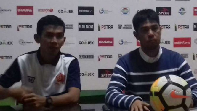 Pelatih PS Tira, Nilmaizar (kanan)