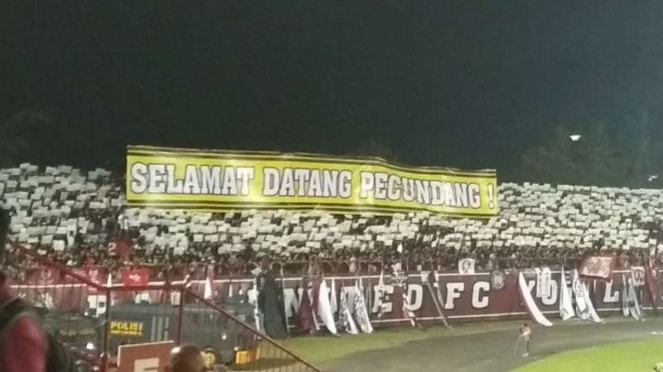 Banner ejekan dari suporter Bali United untuk Bhayangkara FC.