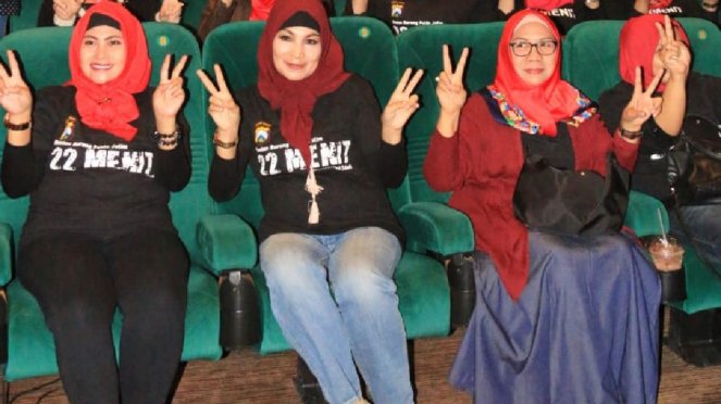 Para istri anggota Polda Jatim saat nobar film 22 Menit di XXI TP5 Surabaya