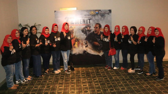 Para istri anggota Polda Jatim saat nobar film 22 Menit di XXI TP5 Surabaya