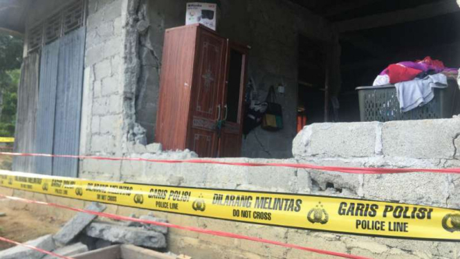 Rumah warga di Solok, Sumatera Barat rusak dihantam gempa bumi.