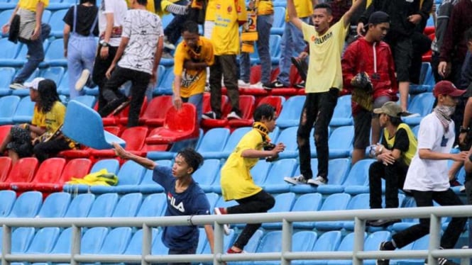 Kursi di Stadion Gelora Sriwijaya Jakabaring Palembang dirusak.