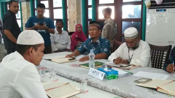 Bakal calon legislatif  tengah diuji baca Alquran, di Aceh.