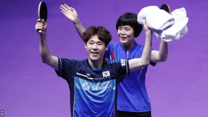 Jang dan Cha merayakan kemenangan mereka di turnamen Korea Terbuka - EPA