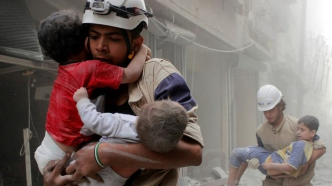 Anggota kelompok Helm Putih beroperasi di Aleppo, bagian utara Suriah. - Reuters