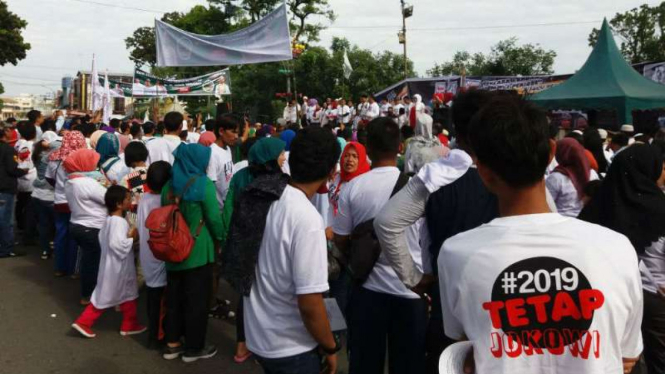 Massa deklarasi Jokowi 2 Periode, di Medan, Sumatera Utara, Minggu, 22 Juli 2018