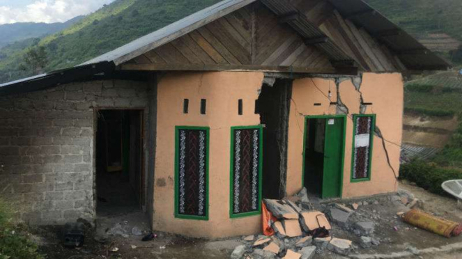 Rumah warga di Kecamatan Danau Kembar, Solok, Rusak diterjang gempa.