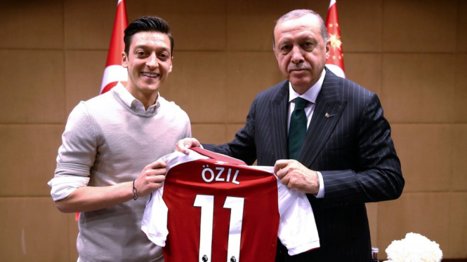 Mesut Ozil berpendapat mengabaikan undangan untuk bertemu Presiden Erdogan sama dengan tak menghormati leluhurnya. - Kantor Pers Presiden Turki/KAYHAN OZER/AFP
