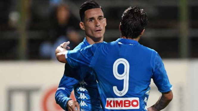 Pemain Napoli rayakan gol ke gawang Carpi.