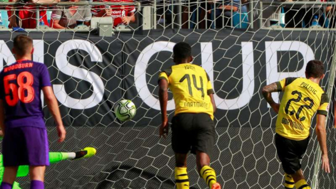 Winger Borussia Dortmund, Christian Pulisic, cetak gol lewat titik penalti.