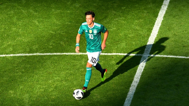 Mesut Oezil saat membela Jerman di Piala Dunia 2018