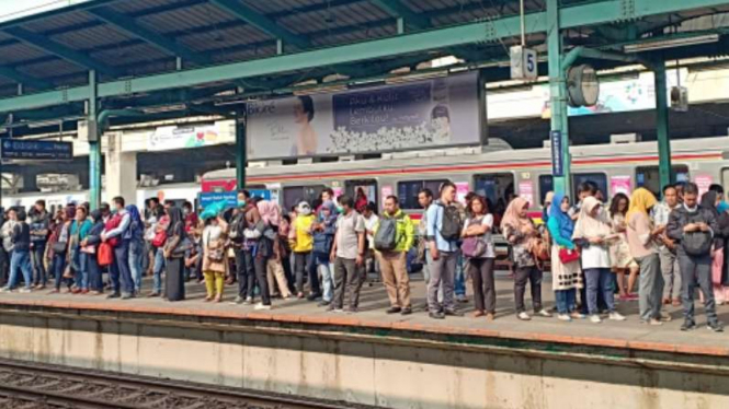 Penumpang KRL di Stasiun Manggarai, Senin, 23 Juli 2018.