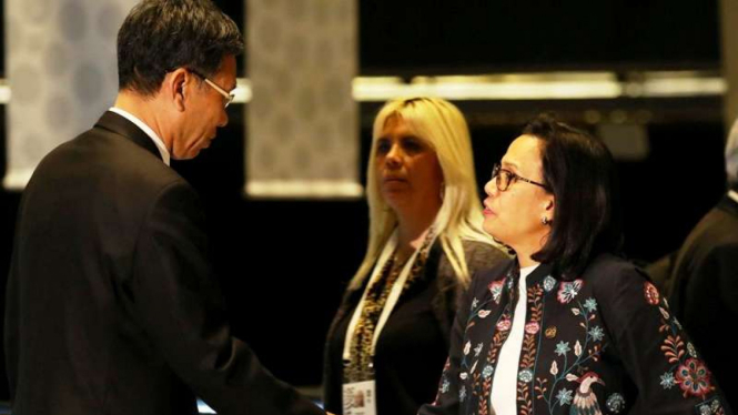 Menteri Keuangan Sri Mulyani Indrawati dan Menkeu China Liu Kun di Forum G20 Buenos Aires, Argentina. 