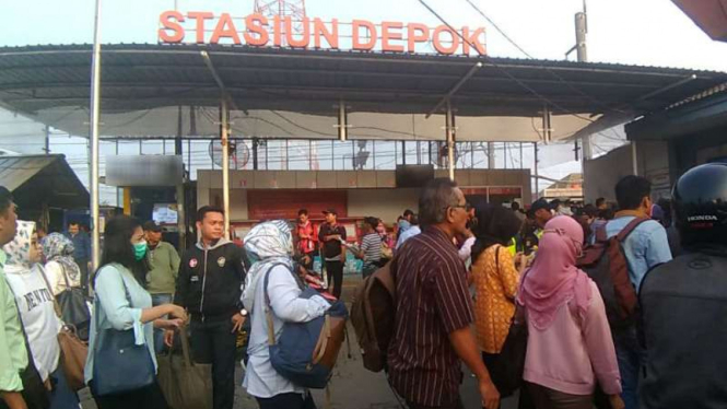 Suasana antrean di Stasiun Depok Lama.