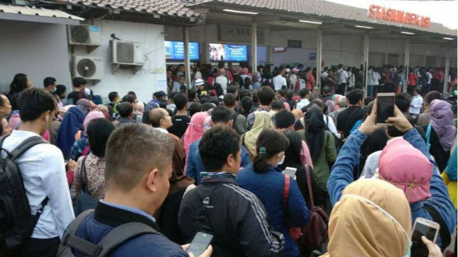 Antrean penumpang KRL di Stasiun Bekasi, akibat sistem pembaharuan tiket KRL.