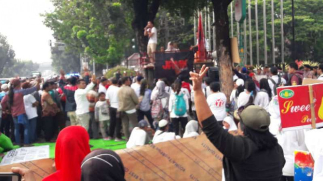 Demo menolak Anies mencalonkan diri jadi presiden.