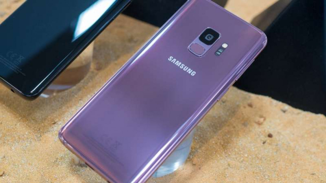 Warna lilac purple di Samsung Galaxy S9.