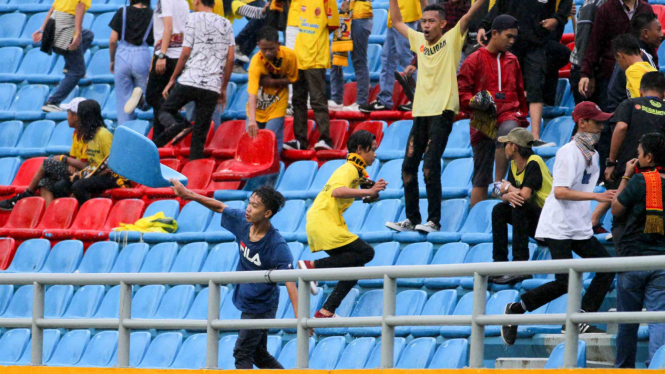 Perusakan kursi Stadion Gelora Sriwijaya Jakabaring (GSJ) oleh suporter Sriwijaya FC